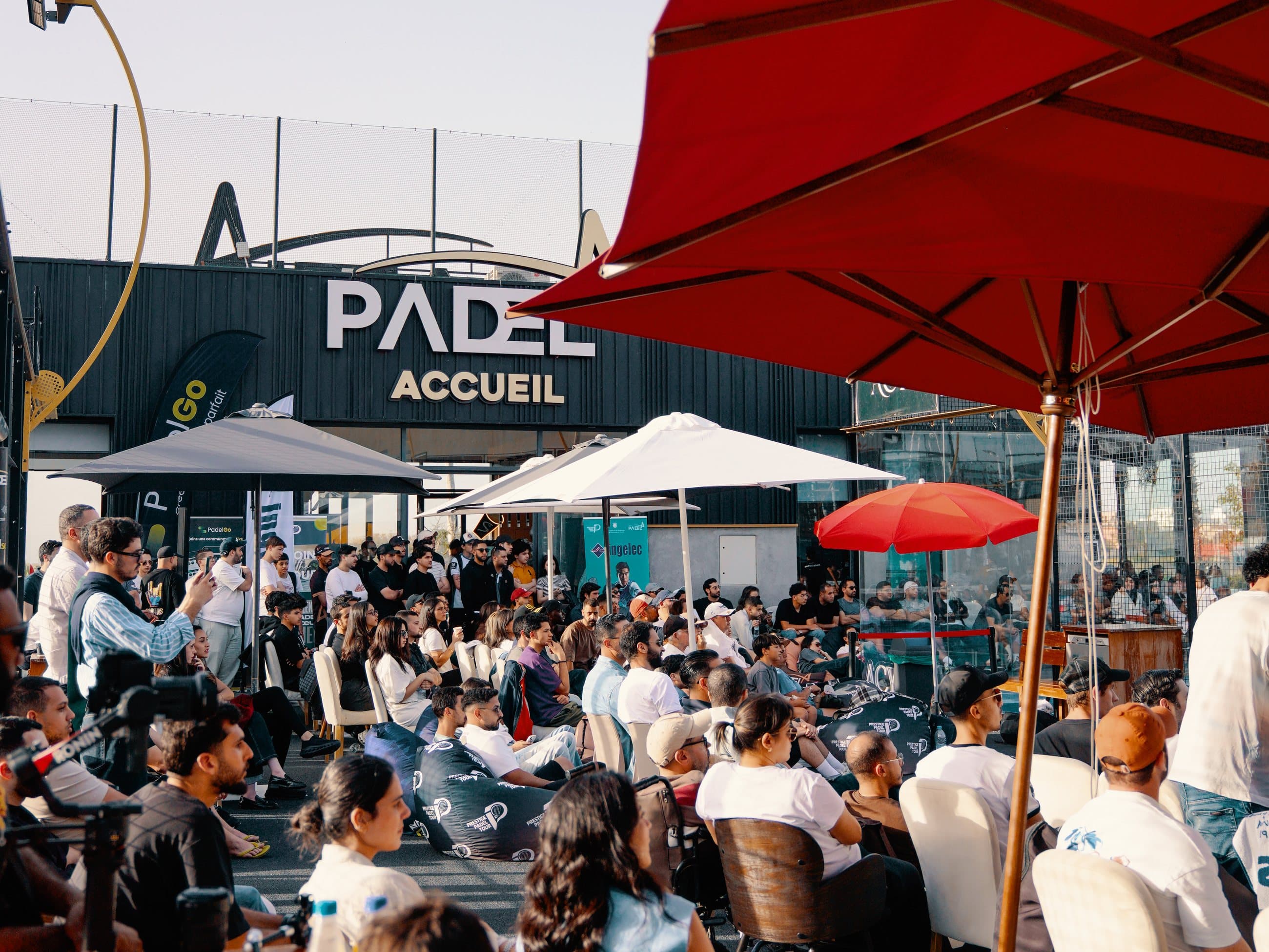 Le public installé devant l'accueil du village, une étape du Prestige Padel Tour